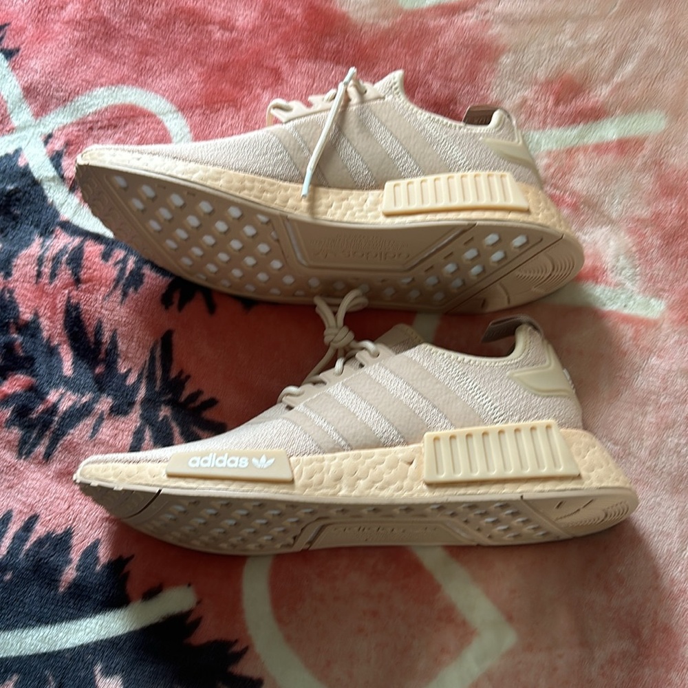 BRAND NEW Women's Adidas NMD_R1 Shoes - US 9.5 Halo Blush - Picture 5 of 7